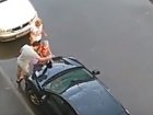 «Преступление и наказание»: отмывавший запачканные грязью автомобили мальчик попал на видео под Ростовом