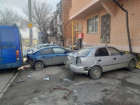 В Ростове троллейбус впечатал иномарку в стену частного дома