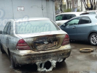 Припаркованный в "запретном" месте Ростова Mercedes подожгли мстительные мужчины
