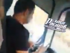 Играющий с телефоном за рулем водитель автобуса средней вместимости рассердил ростовчан на видео