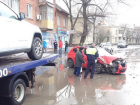 Красная «испанка» врезалась в роскошный Grand Cherokee и протащила его по асфальту в Ростове 