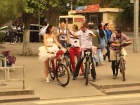 Спортивная и "взрывная" свадьба на велосипедах поразило жителей Дона