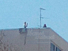 Опасное селфи на крыше многоэтажки Ростова сделал  мужчина