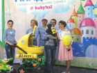 На «Балу младенца» горожане увидели коляску-бульдозер и маленькую Малефисенту
