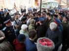 Сторонники Навального спешно покинули ростовский отель под свист и улюлюканье казаков