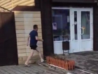 Безрассудного полуголого мужчину на морозной улице Ростова поймали на видео 