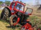 Красный трактор «сел на шпагат» на гонках под Ростовом
