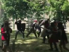 Ожесточенная битва «средневековых рыцарей» у института Ростова рассмешила горожан и попала на видео