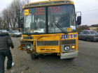 Школьный автобус с 20 детьми столкнулся с легковым авто в Ростовской области