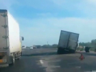 Потерявший на «плохой дороге» колесо «печальный» грузовичок попал на видео в Ростовской области