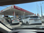 Очереди на АЗС в Ростове стали заметно меньше, но на некоторых можно расплачиваться только наличными