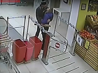 Муж изнасилованной булочницы в ярости сломал двери супермаркета в Ростове