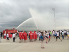 Мимы и «мокрый прием» ждали марафонцев  в ростовском аэропорту «Платов»