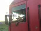 Проветривавший ноги из окна многотонной фуры дальнобойщик удивил ростовских автомобилистов