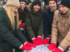 Теплом ладоней растапливали лед недоверия участники благотворительной акции в Ростове
