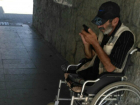 Попрошайка-инвалид с дорогим смартфоном удивил прохожих у вокзала в Ростове