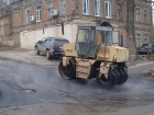 Упрямые дорожники старательно асфальтировали лужи в Железнодорожном районе Ростова