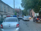 В центре Ростова инормарка врезалась в автомобиль полиции
