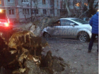 Упавший тополь уничтожил новый «Форд» во дворе Ростова: еще три автомобиля получили повреждения