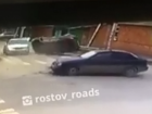 Иномарка влетела в два автомобиля и перевернулась на перекрестке в Ростове