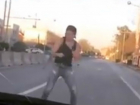 Опьяненный весенним солнцем отвязный танцор устроил шоу на проезжей части Ростова и попал на видео