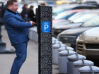 Владелец "Фольксвагена" оскорбил ростовчан и бросил авто на тротуаре, чтобы не платить за парковку