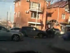 Сбитый иномаркой во дворе жилого дома в Ростове пешеход попал на видео 