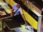 Парни, позарившиеся на женские вещи в торговом центре Ростова, попали в камеры видеонаблюдения