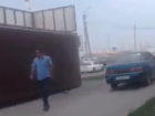 Объезжал пробку по тротуару и давил прохожих бесшабашный таксист в Ростове на видео