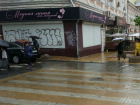 Из-за сильного дождя пешеходы отказались плыть по «зебре» в центре Ростова