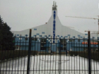 Высоким черным забором обнесли пригородный автовокзал в Ростове