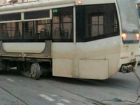 Трамвай сошел с рельсов на оживленной улице Ростова-на-Дону