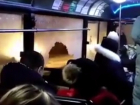 Экстремальная поездка пассажиров в ростовской маршрутке с огромной дырой в окне попала на видео