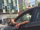 Ростовский йог-автолюбитель решил освежиться прямо на оживленной дороге