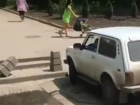 Устроившая краш-тест тротуарным столбикам «Нива» застряла на парковке Ростова и попала на видео
