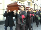 Тело легендарного артиста Олега Попова перевезли в ростовский аэропорт   