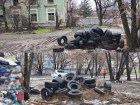 Груды покрышек раскидали по мусорной площадке в Ростове