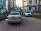 Беспредел автохамов в центре Ростова сняла на видео возмущенная молодая мать