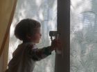 Двухлетний ребенок выпал из окна седьмого этажа, облокотившись на москитную сетку в Ростове