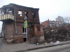 Жители Ростова превратили территорию у сгоревших построек в свалку для мусора 
