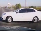 Странный маневр водителя иномарки на трассе испортил «доброе утро» автолюбителю Ростова на видео