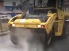 Старательная укладка асфальта в дождь «по ГОСТу» парализовала движение в Ростове на видео