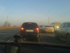 Многокилометровая пробка из-за ремонта дороги вынудила жителей Ростовской области бежать на электрички