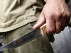 Разъяренный хозяин квартиры ударил своего гостя ножом во время застолья в Ростовской области