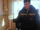 Чудесное спасение "ужасного животного" из дымохода в Ростовской области сняли на фото