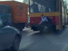 Опасно катающийся на трамвае юный зацепер попал на видео в Ростове