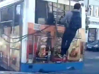 Висящего на троллейбусе "гигантского зайца" сняли на видео в Ростове