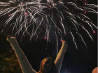 Озарившие вечернее небо Ростова шикарные фейерверки Победы восхищенные горожане сняли на видео