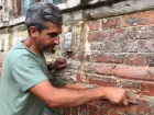 В Ростове волонтеры очистили фасад старинного дома