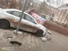В Ростове такси снесло рекламную тумбу на Садовой